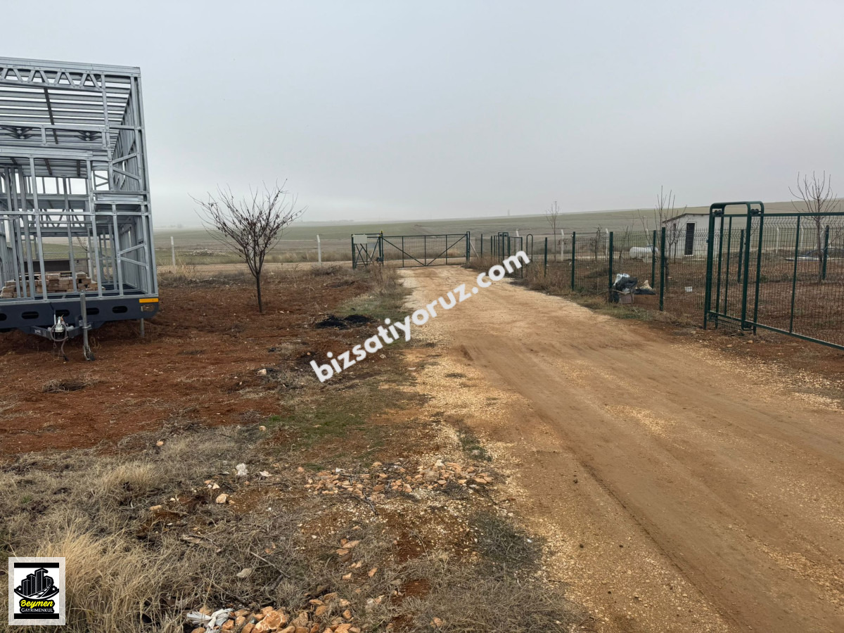 BEYMEN GM'DE SAKİNTEPE HOBİ BAHÇESİNDE SATILIK TARLA VE BUNGALOV
