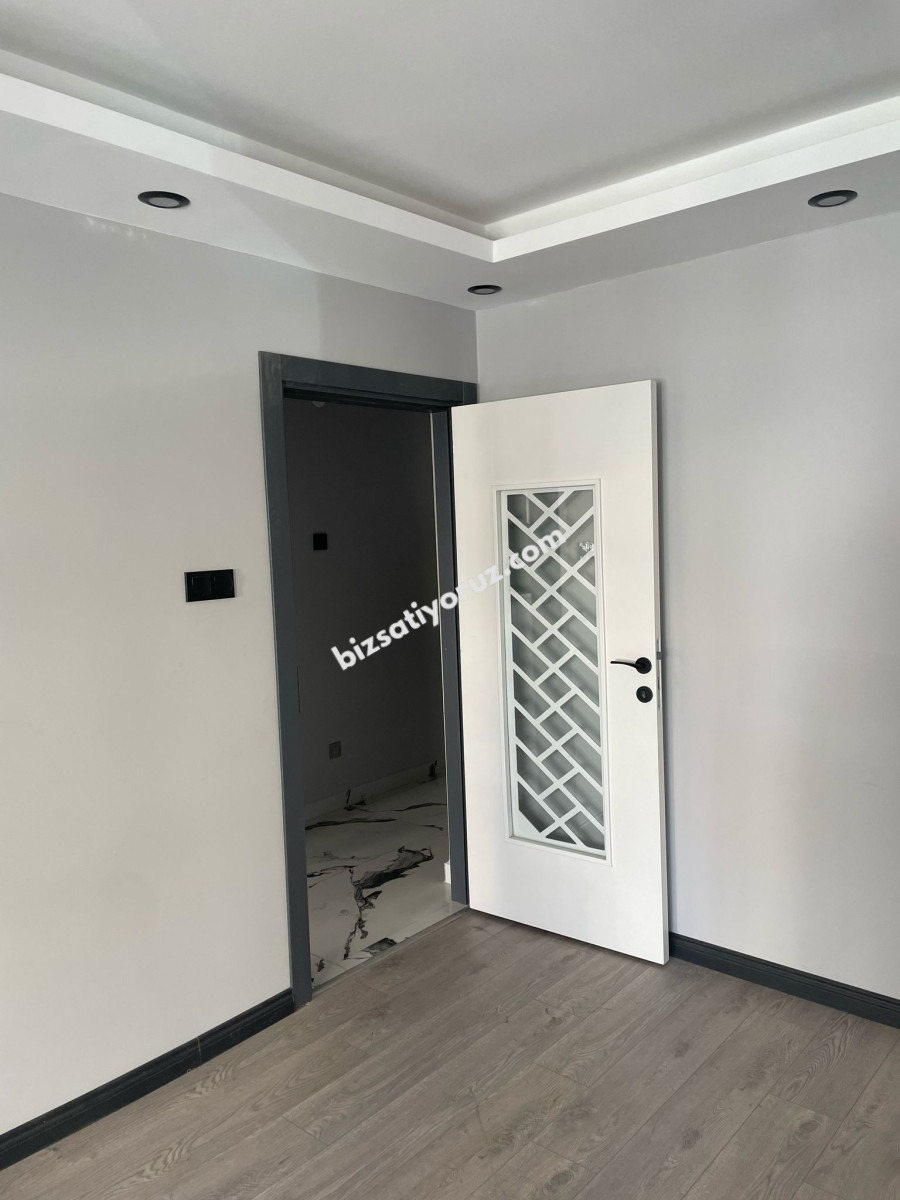 GÜÇLÜ'DEN YUNUSEMRE CADDESİ ÜZERİNDE 150 M2.ASANSÖRLÜ KOMBİLİ  3+1  ÇARŞI MERKEZDE HAMAMYOLUNA YAKIN