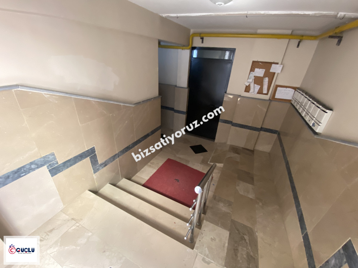 GÜÇLÜ'DEN ÇARŞI MERKEZDE HAYRİYE MAHALLESİ SAKARYA 1 CD.YAKINI 3/2 KATI  70 M2. 1+1+BAGIMSIZ MUTFAK ASANSÖR KOMB