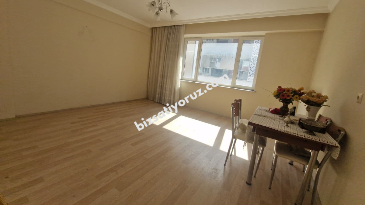ZAFER MAHALLESİNDE ESENLİ CADDESİ YAKINI 2+1 ARAKAT BALKONLU DAİRE 