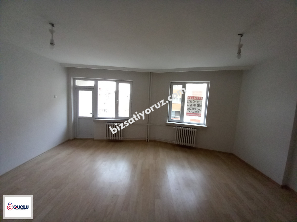 GÜÇLÜ'DEN HAYRİYE MAHALLESİ  GAZİ YAKUP SATAR (MUTALIP) CADDESİ ÜZERİNDE 7/4 KATI 3+1 ASANSÖRLÜ 135 M2 FULL BAKIMLI TRANVAY ÖNÜNDEN GEÇER