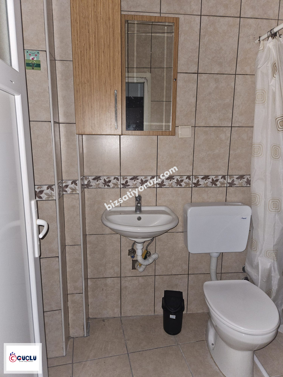 GÜÇLÜ'DEN CUMHURİYE MAHALLESİ ÇARŞI KARAKOL ARKASI ASANSÖRLÜ 1+1  DOKTORLAR HAMAMYOLU TREN GAR YAKINI 50 M2. 3/3 KATI                                                                                   