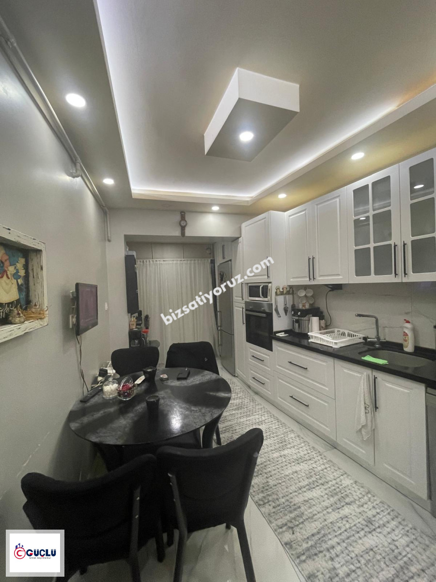 GÜÇLÜ'DEN CUMHURİYE MAHALLLESİ TEKKE CAMİ SOKAĞI 120 M2.   3/1 KATI  KOMBİLİ FULL BAKIMLI 3+1 ÇARŞI İÇİ DAİRE